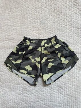 Lululemon green camo shorts Hotty Hot size 2